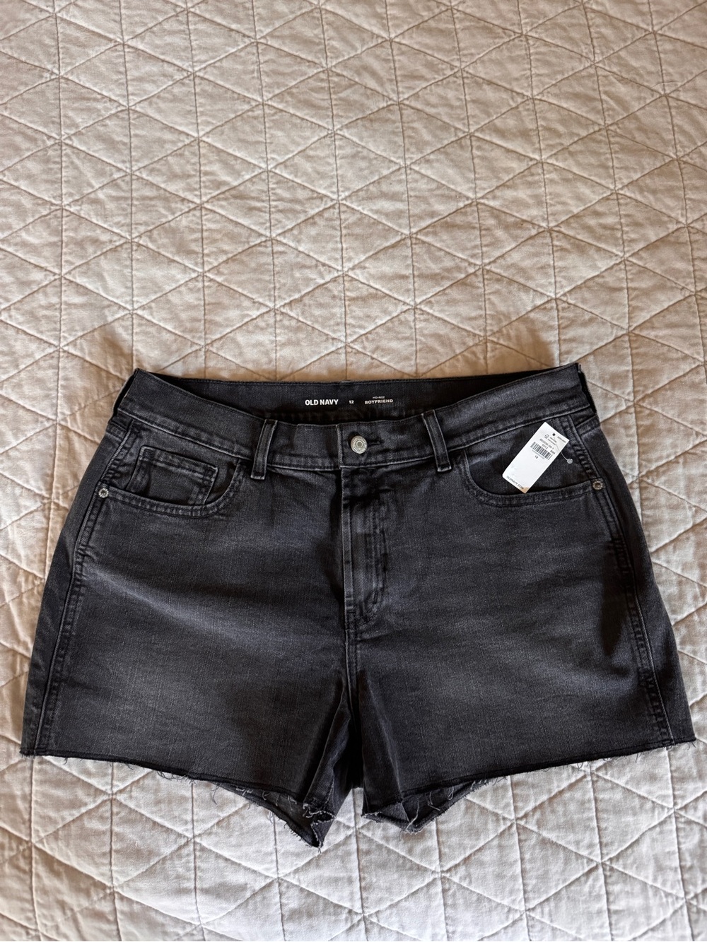 NWT Old Navy Mid Rise Boyfriend Cut Off Denim Shorts Black Wash Size 12